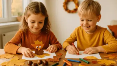 Děti tvoří podzimní papírové dekorace z listů a přírodnin.