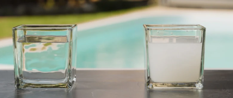 Porovnání čisté vody s zakalenou bazénovou vodí v sklenicích.