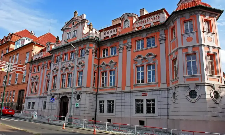 Historický budova Faustův dům v Praze na ulici.