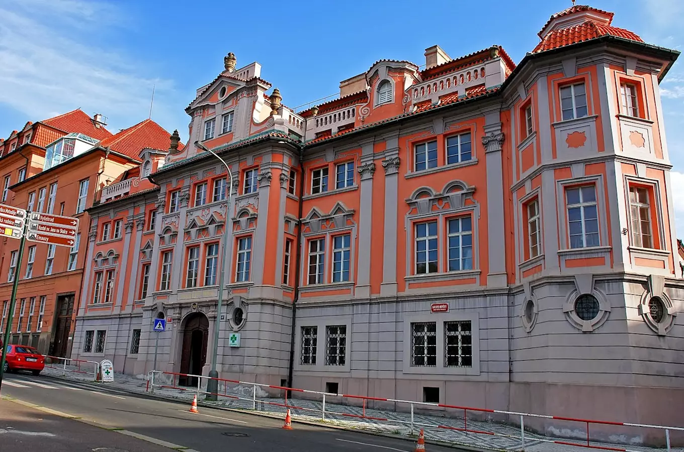 Historický budova Faustův dům v Praze na ulici.