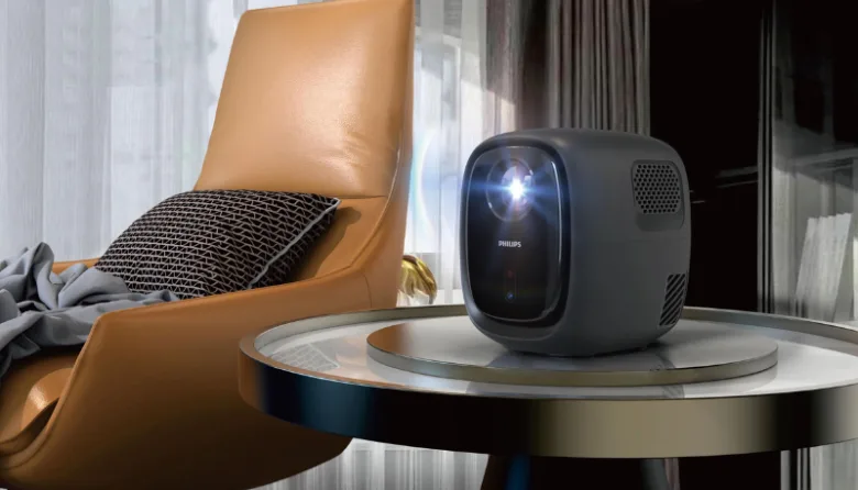 Moderní projektor na stole v obývacím pokoji pro domácí kino.