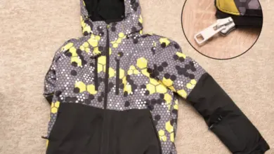 Fotografie bundy s detailním záběrem na zip.