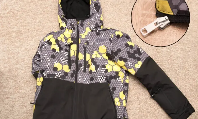 Fotografie bundy s detailním záběrem na zip.