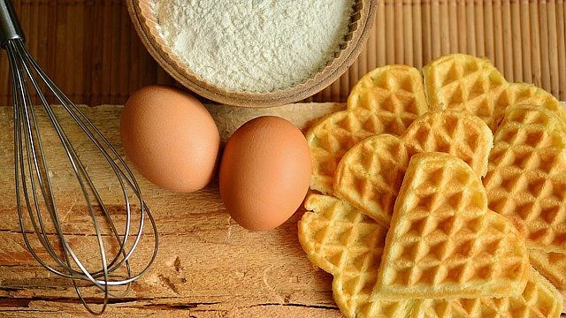 Vejce, šlehačka a mouka pro domácí vaření.