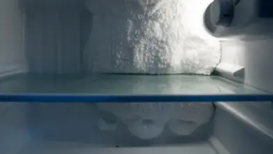 Zadní stěna lednice pokrytá silným vrstvou ledu.