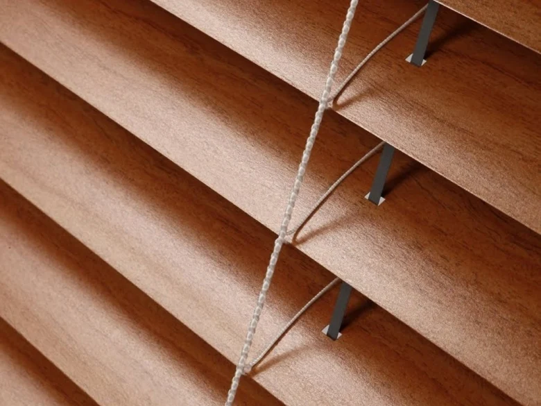 Detail dřevěných žaluzií pro okna v interiéru.