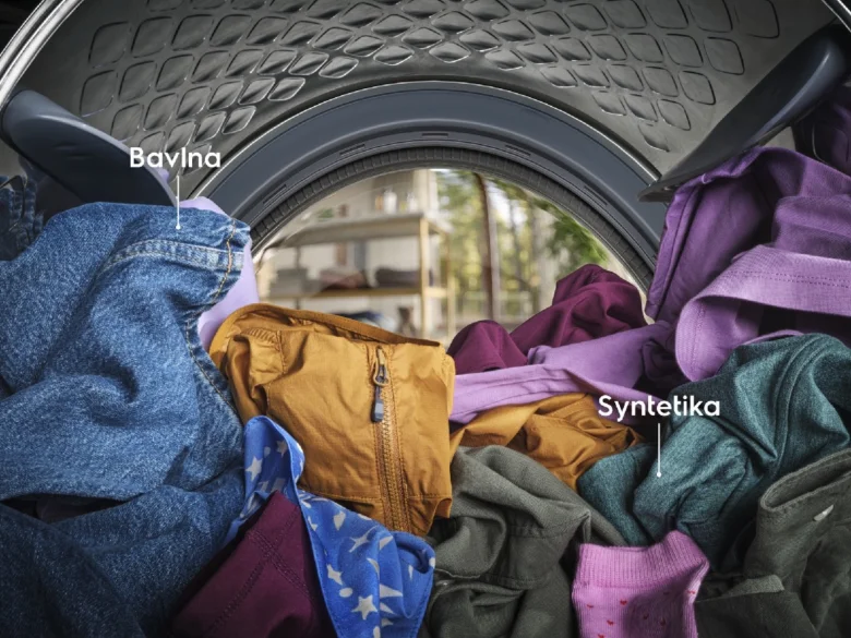 Oblečení v sušičce s označením bavlna a syntetika.