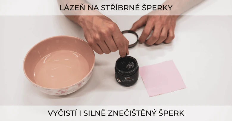Ruční čištění stříbrného šperku pomocí pasty v misce.