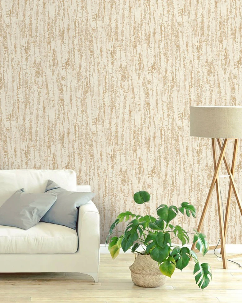 Minimalist interiér s bílou pohovkou, rostlinou a lampa.