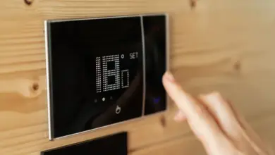 Ruční nastavení teploty v místnosti na digitálním termostatu.
