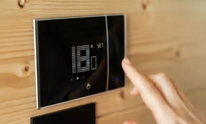 Ruční nastavení teploty v místnosti na digitálním termostatu.