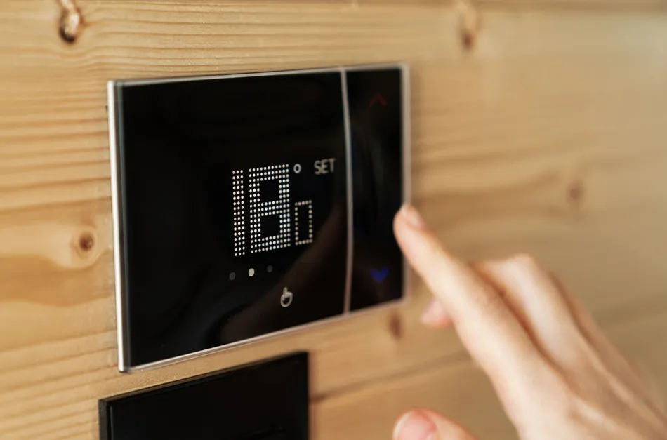 Ruční nastavení teploty v místnosti na digitálním termostatu.
