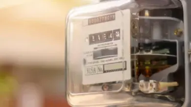 Blízký záběr na elektroměrník s viditelnými vnitřními součástkami.