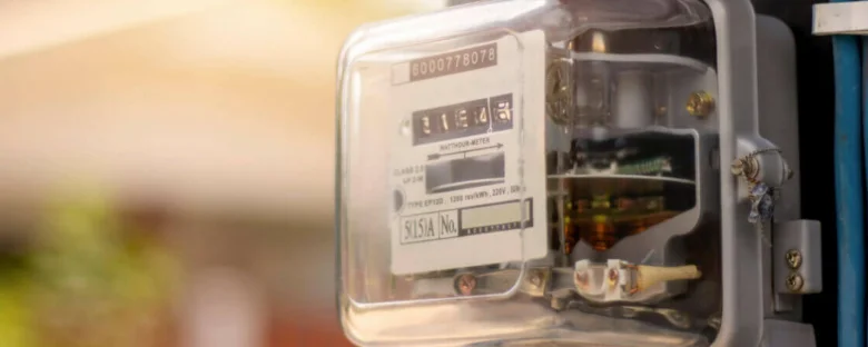 Blízký záběr na elektroměrník s viditelnými vnitřními součástkami.