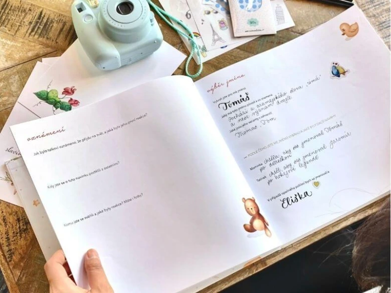Otevřená knížka s vybranými jmény pro dítě.