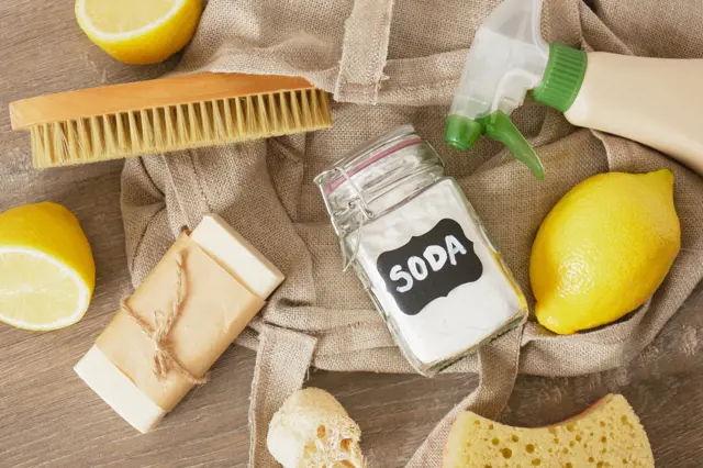 Jedlá soda s citrony pro domácí úklid na textilu.
