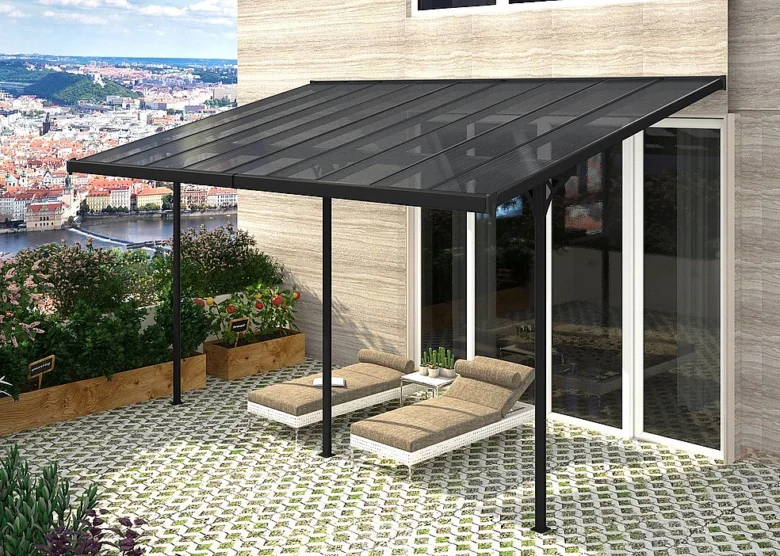 Moderní černá pergola na terase s lehátky.