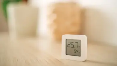Digitální vlhkoměr ukazující teplotu a relativní vlhkost vzduchu.