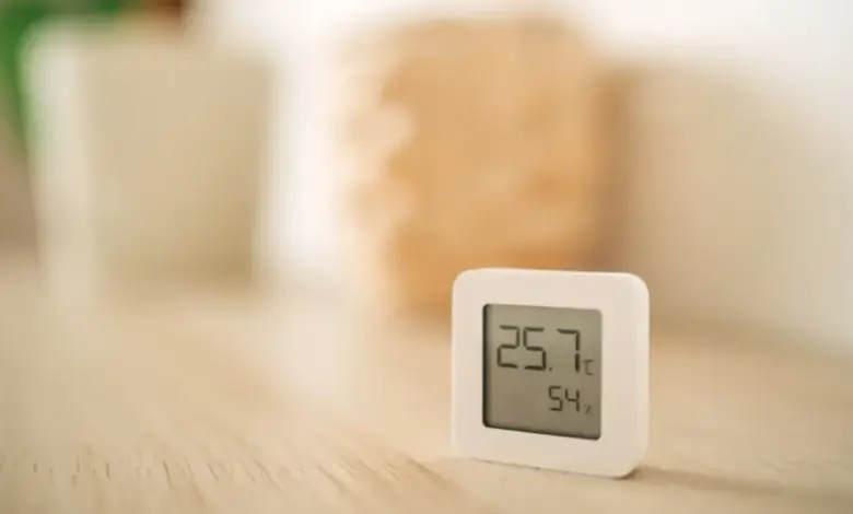 Digitální vlhkoměr ukazující teplotu a relativní vlhkost vzduchu.