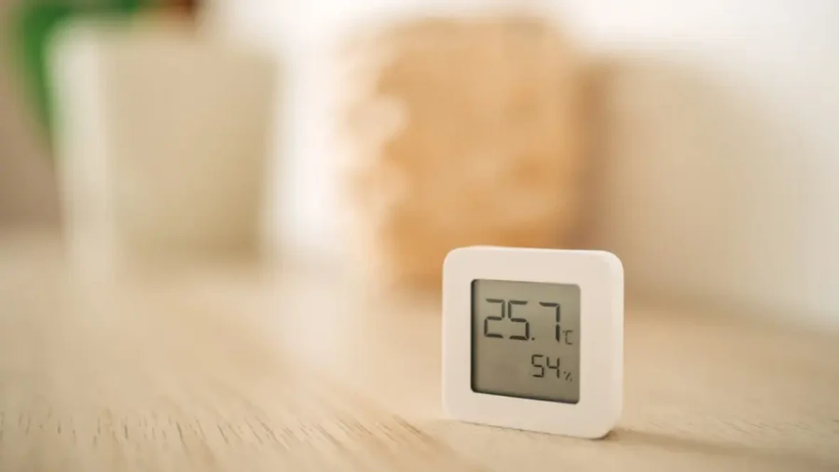 Digitální vlhkoměr ukazující teplotu a relativní vlhkost vzduchu.