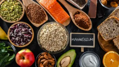 Různé potraviny bohaté na hořčík uspořádané vedle tabule s nápisem MAGNESIUM.