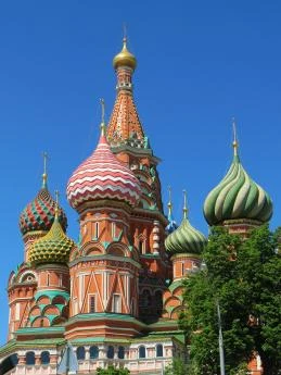Kostel svatého Václava v Moskvě s barevnými kupolemi.