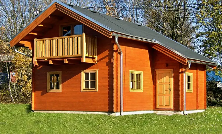 Dřevěná chatka vhodná pro celoroční bydlení na trávníku.