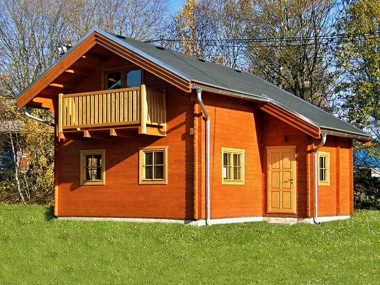 Dřevěná chatka vhodná pro celoroční bydlení na trávníku.