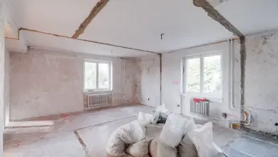 Prázdný byt v rekonstrukci s odvozenými stavebními materiály.