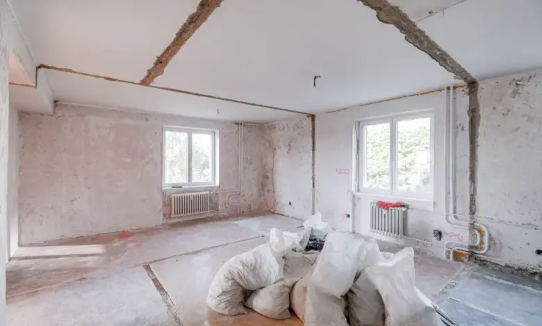 Prázdný byt v rekonstrukci s odvozenými stavebními materiály.