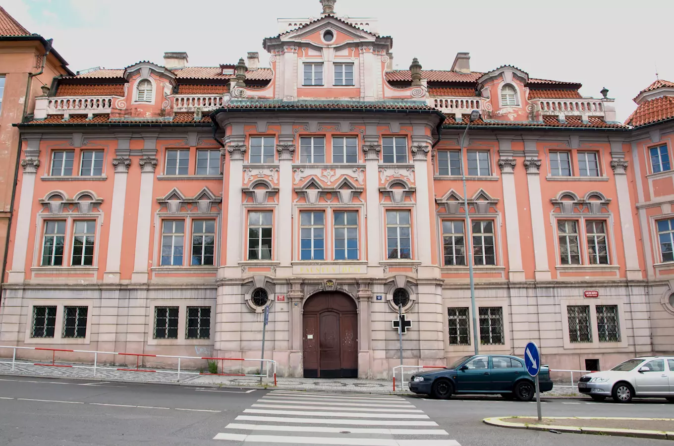 Faustův dům v Praze s typickou fasádou.