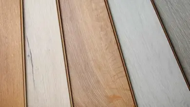 Různé druhy laminátových podlah s dřevěnou texturou v různých barvách.