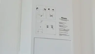 Nainstalovaný plynový kotel na zeď s viditelnými potrubími.