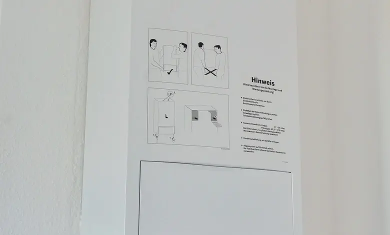 Nainstalovaný plynový kotel na zeď s viditelnými potrubími.
