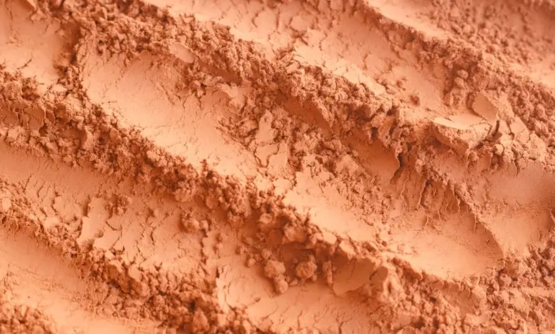 Textura terakotové barvy nebo hlíny v interiéru.