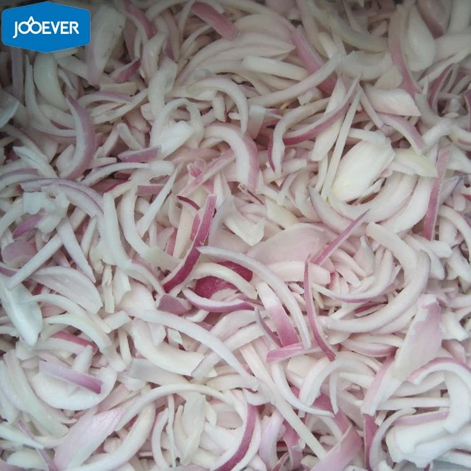 Mražená nakrájená červená cibule na čerstvém snímku