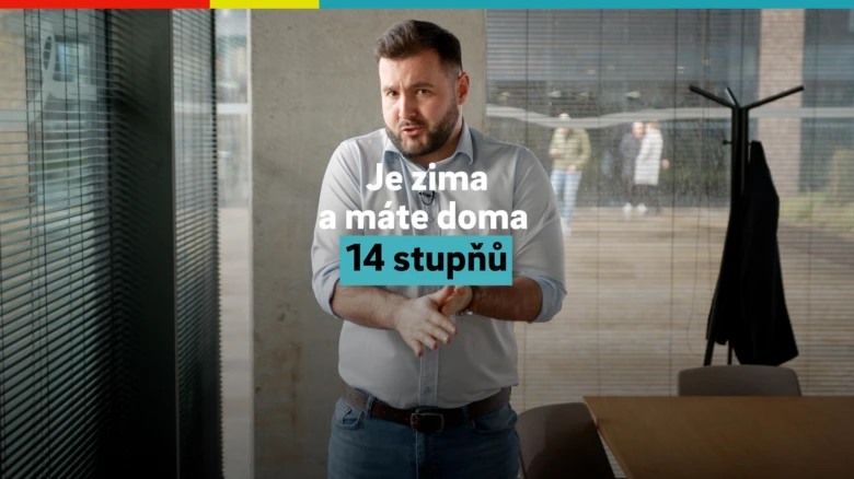 Muž vysvětluje hygienickou normu teploty v místnosti.