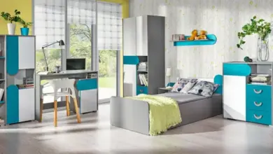 Modernní ložnice s tyrkysovým nábytkem a zelenými rostlinami.