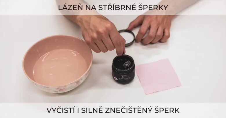 Ruční čištění stříbrného šperku pomocí speciálního produktu.