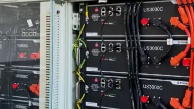 Moduly baterie E.ON v elektrickém skříni pro virtuální baterii.