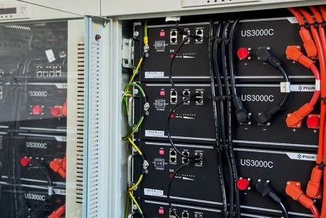 Moduly baterie E.ON v elektrickém skříni pro virtuální baterii.
