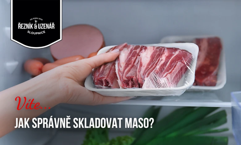 Ruka drží balení syrového masa v lednici s dalšími potravinami.