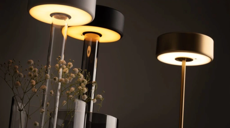 Moderní lampy v obývacím pokoji s květinami pro více světla.