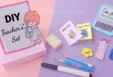 Rukodělná sada pro učitele s notebooky a tužkami na fialovém pozadí.