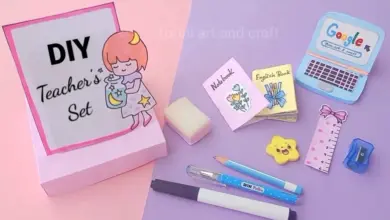 Rukodělná sada pro učitele s notebooky a tužkami na fialovém pozadí.