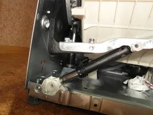 Vnitřní mechanism pračky s odpružením a tlumičem pro opravu bubnu.