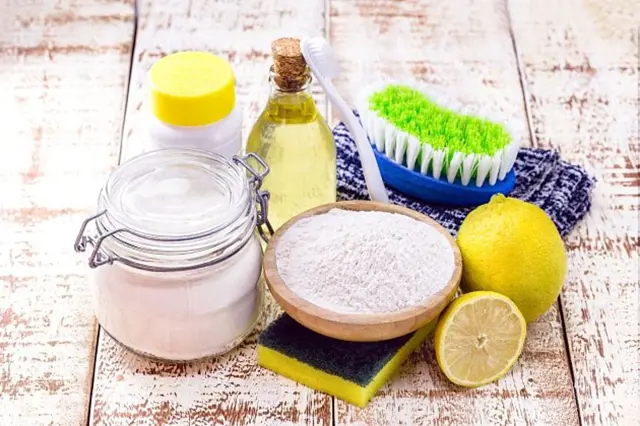 Domácí čisticí prostředky jako sůl, citrony a prášek na čištění.