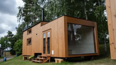 Moderní dřevěný minidům na kolech v přírodě
