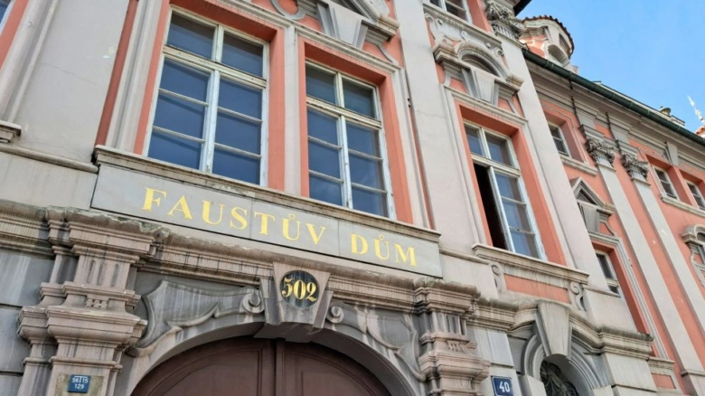 Faustův dům v Praze s nápisem nad vstupními dveřmi.