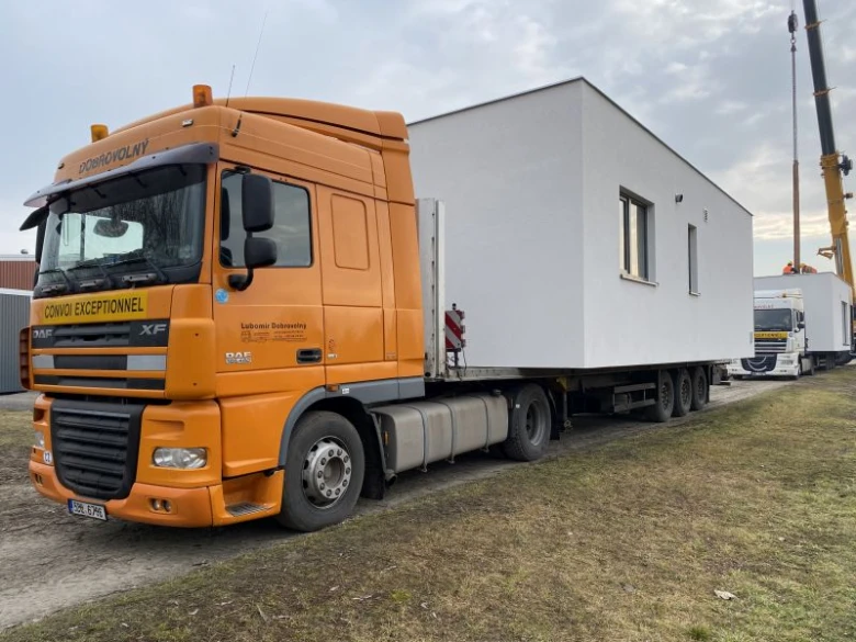 Modulový dům na nákladním kamionu během transportu.